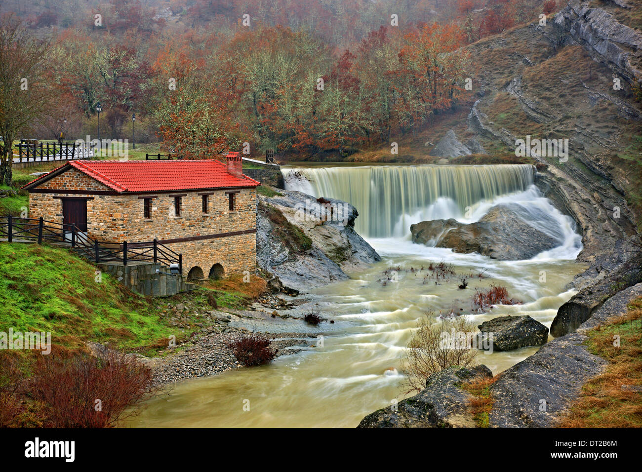 Wassermühle, Wasserfall und einen herzförmigen Stein in Chrysavgi Dorf, Voio Berg, Kozani, Mazedonien, Griechenland Stockfoto