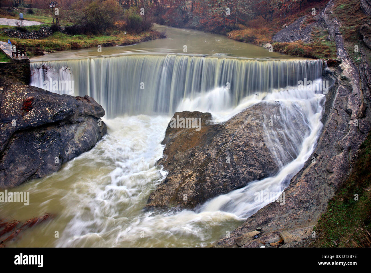 Wasserfall und einem herzförmigen Felsen im Pramoritsas Fluss, Chrysavgi Dorf, Voio Berg, Kozani, Mazedonien, Griechenland Stockfoto