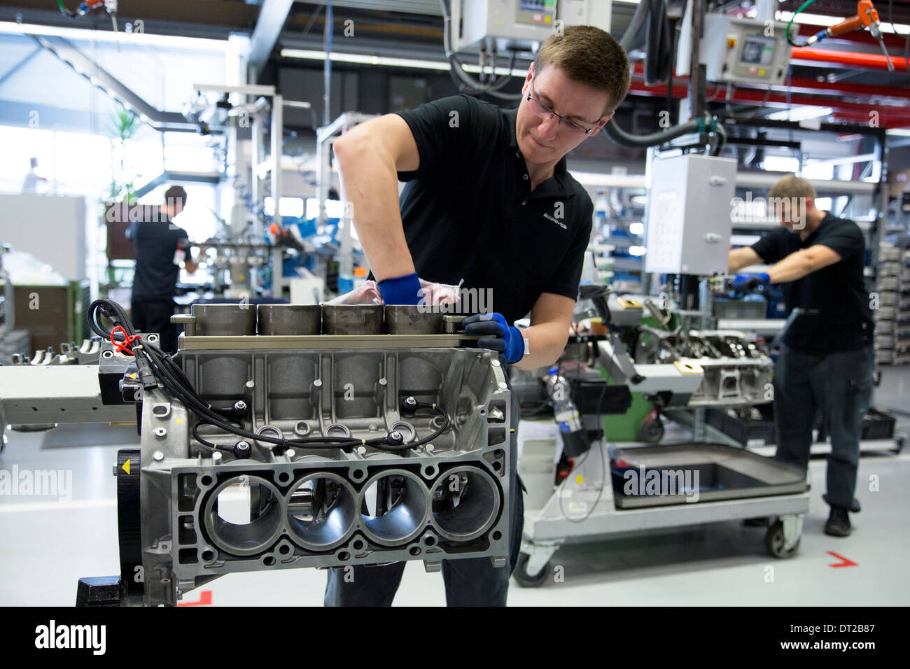 Mercedes Amg Motor Produktionsfabrik In Affalterbach Deutschland Ingenieur Uberpruft 6 3 Liter V8 Motorblock Um Spane Zu Loschen Stockfotografie Alamy