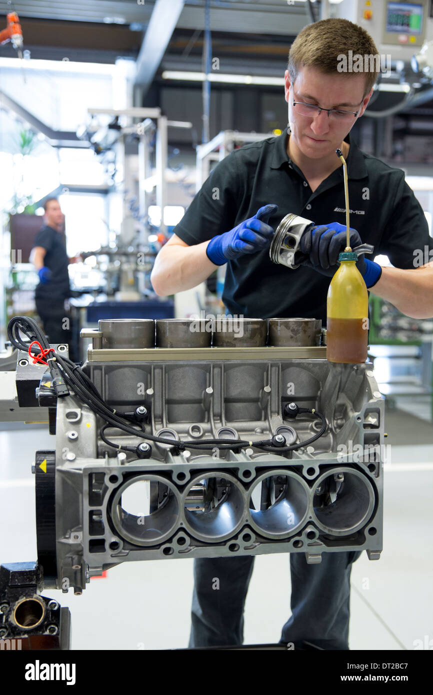 Mercedes-AMG Motor Produktionsfabrik in Affalterbach, Deutschland - Ingenieur, Prüfung und Montage Kolben auf 6,3 Liter V8-Motor Stockfoto