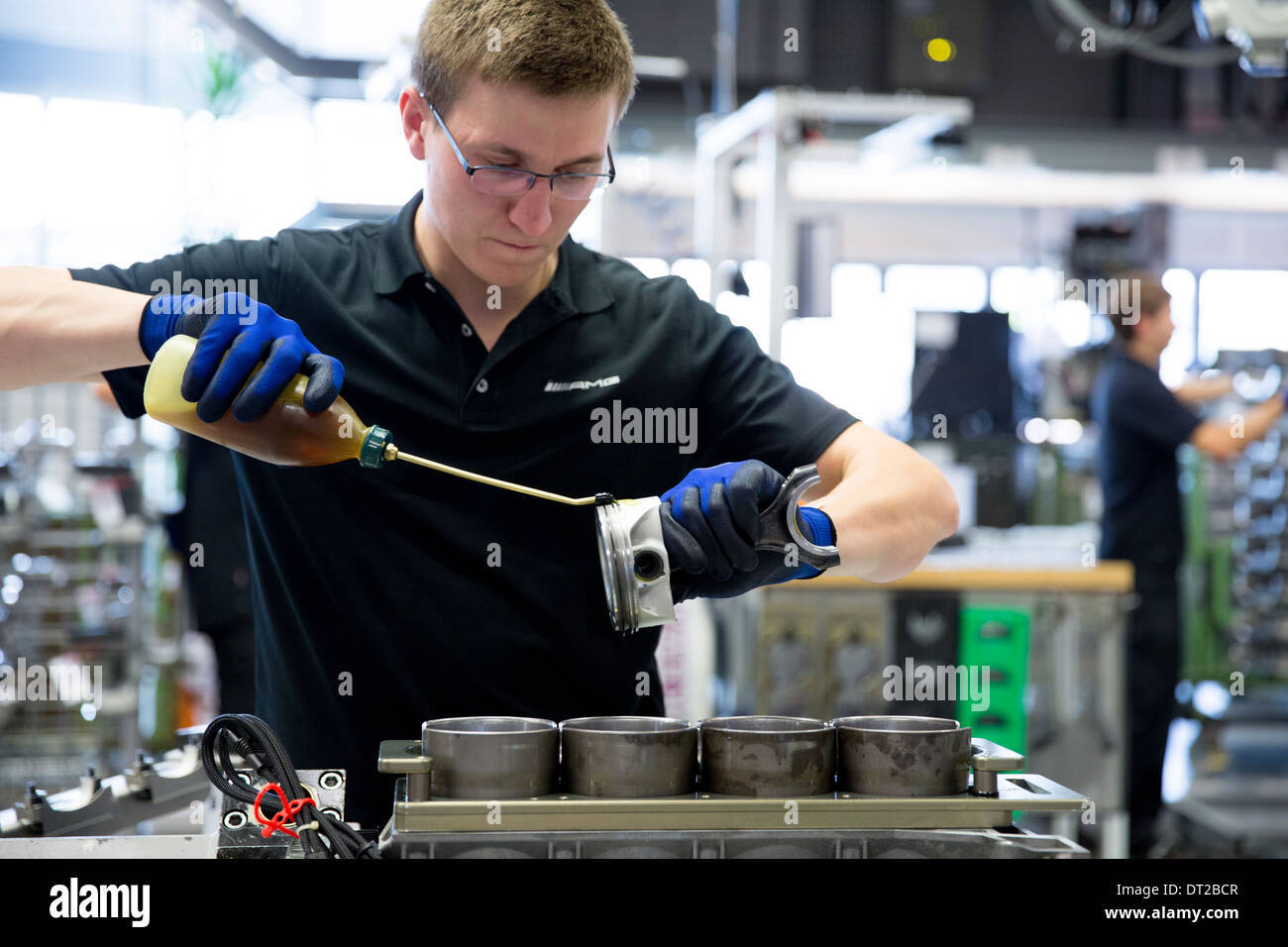 Mercedes Amg Motor Produktionsstatte In Deutschland Ingenieur Gilt Schmierol Fur Zylinder Fur Kolben Von 6 3 Liter V8 Motor Stockfotografie Alamy