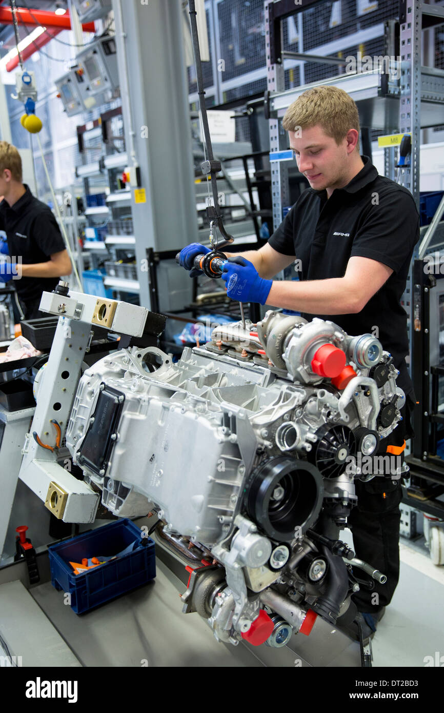 Mercedes Amg Motor Produktionsfabrik In Affalterbach Deutschland Ingenieur Hand Gebaude Eine Komplette M157 5 5 L V8 Biturbo Motor Stockfotografie Alamy