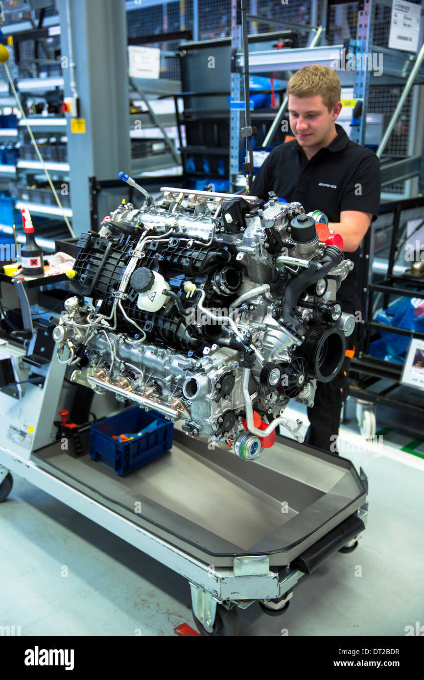 Mercedes Amg Motor Produktionsfabrik In Affalterbach Deutschland Ingenieur Hand Gebaude Eine Komplette M157 5 5 L V8 Biturbo Motor Stockfotografie Alamy