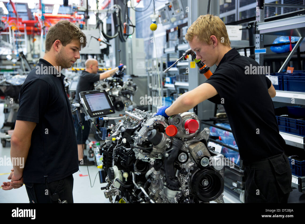Mercedes Amg Motor Produktionsstatte Deutschland Trainee Ingenieur Betreut Hand Gebaude M157 5 5 L V8 Biturbo Motor Deutschland Stockfotografie Alamy