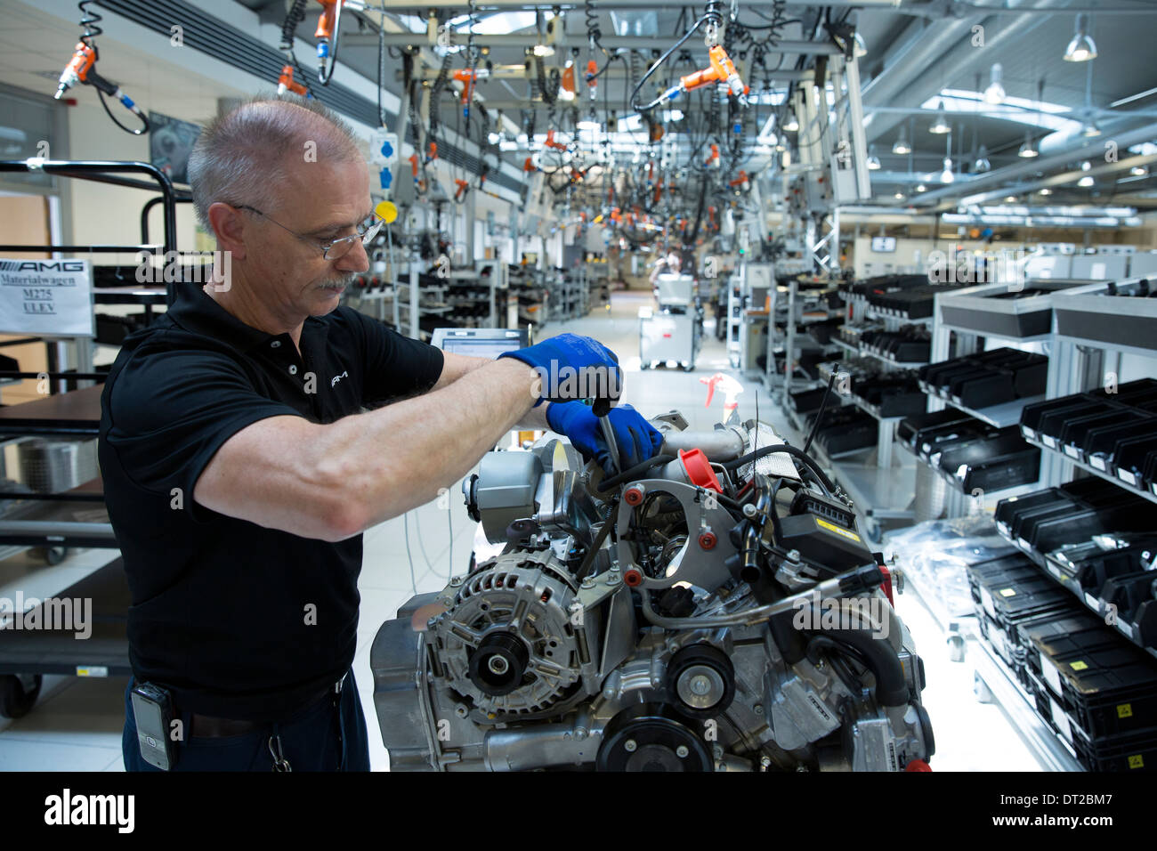 Mercedes-AMG Motor Produktionsfabrik in Affalterbach, Deutschland - Ingenieur Hand-Gebäude einen M275 6 Liter V12-Biturbo-Motor Stockfoto