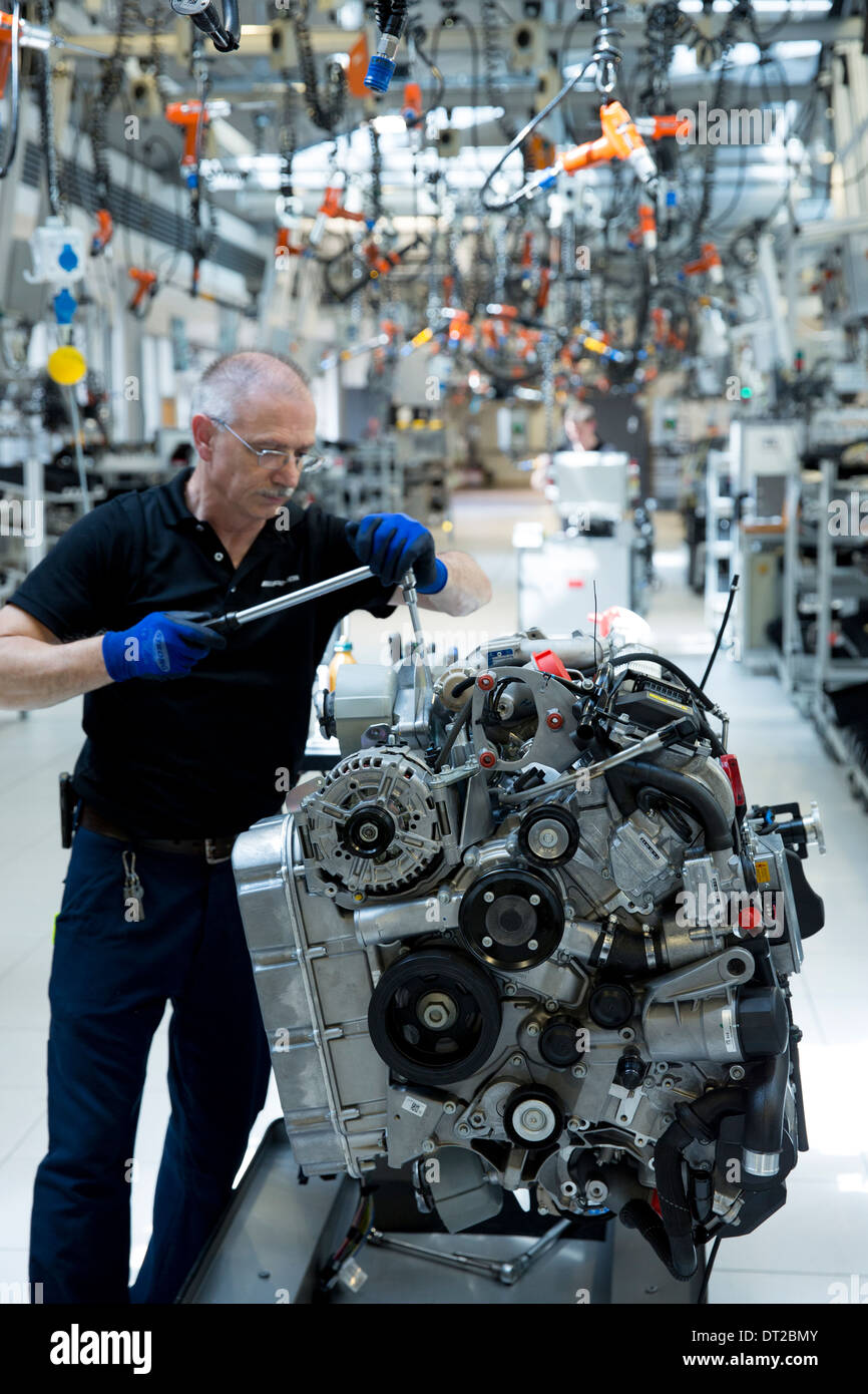 Mercedes-AMG Motor Produktionsfabrik in Affalterbach, Deutschland - Ingenieur Hand-Gebäude einen M275 6 Liter V12-Biturbo-Motor Stockfoto