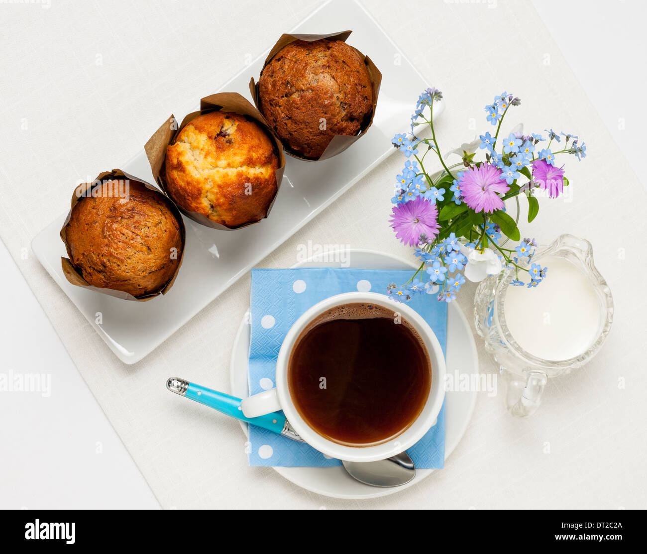 Frühstück mit drei Muffins und Kaffee von oben Stockfoto