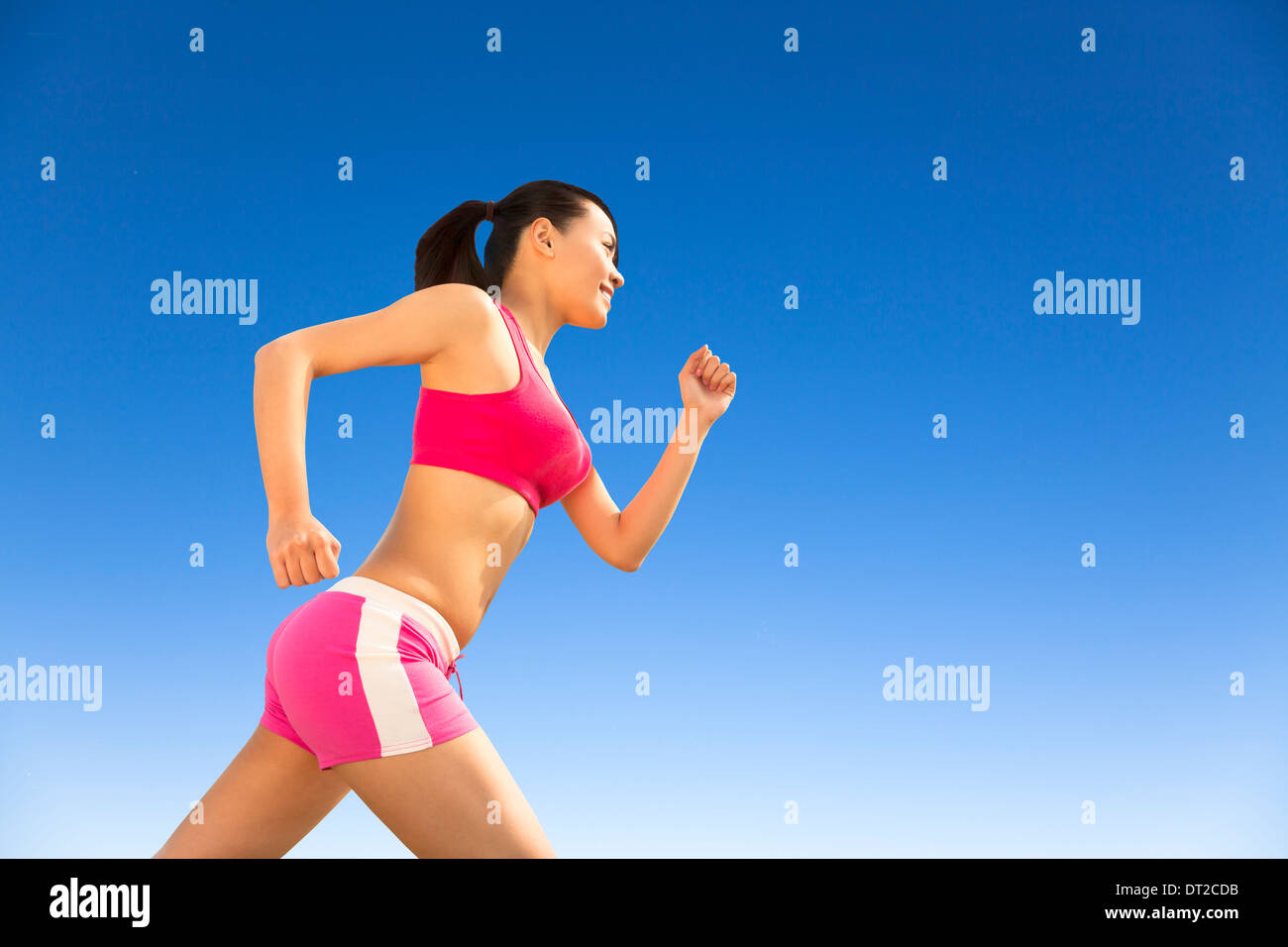 hübsche Frau laufen allein am sonnigen Tag Stockfoto