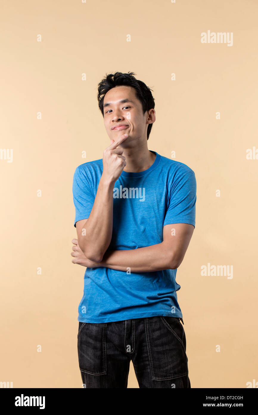 Porträt des asiatischen Mann stand vor gelbem Hintergrund. Stockfoto
