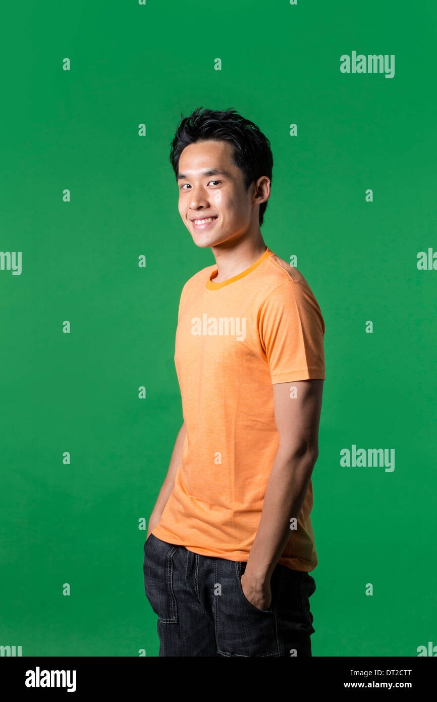 Porträt des asiatischen Mann stand vor grünem Hintergrund. Stockfoto