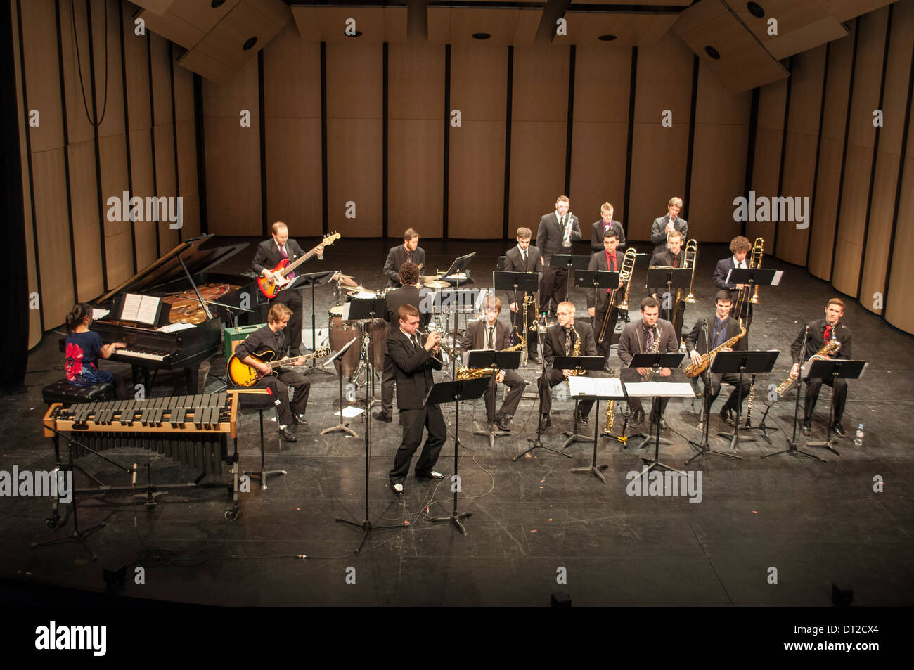 Jazzmusiker treten auf einer kleinen Bühne in Kanada auf. Musiker. Ein Ensemble. Stockfoto