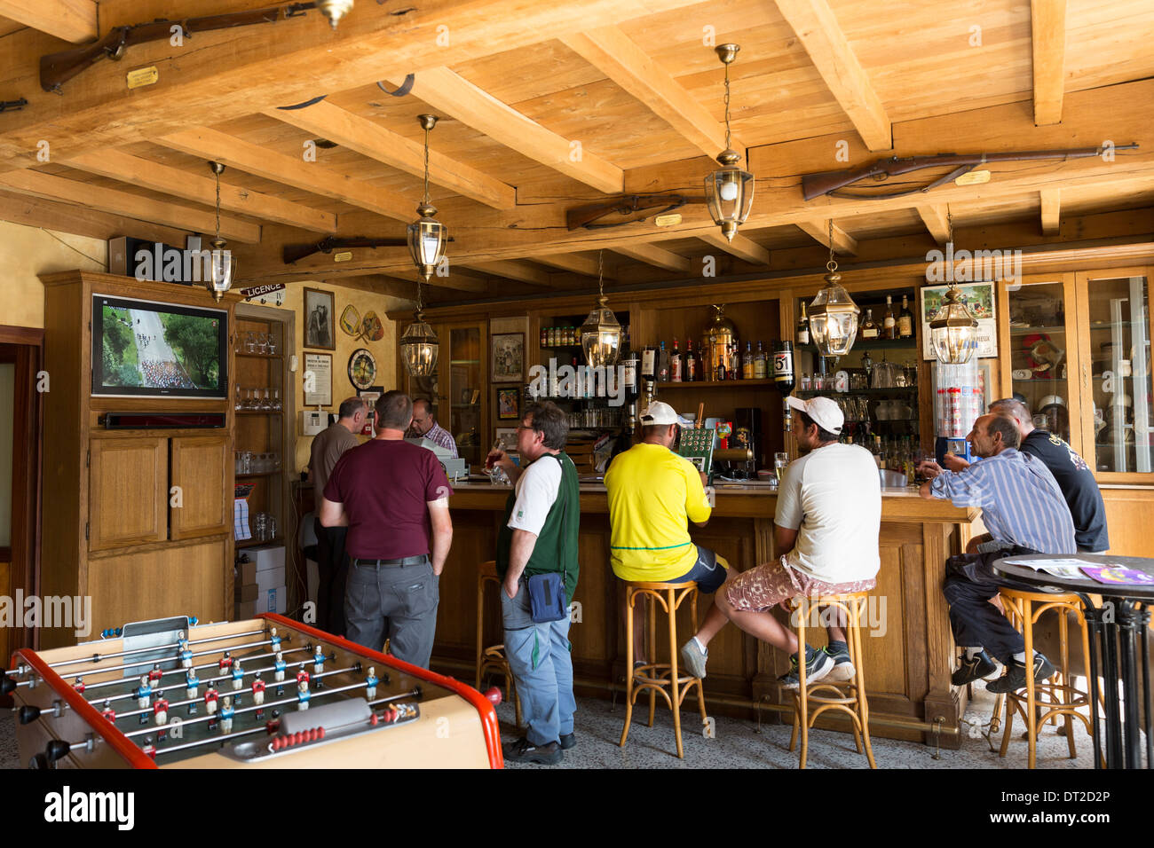 Einheimische in einer Bar sehen Sie sich die Tour de France-Bike-Rennen auf der Champagne touristischen Route am Mancy, Marne, Champagne-Ardenne, Frankreich Stockfoto