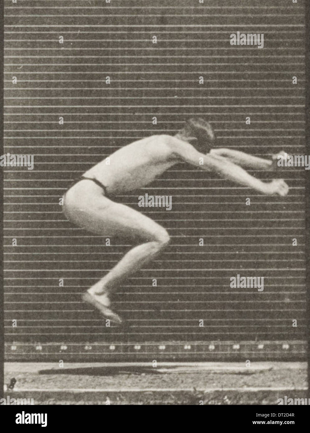 Mann im Becken Tuch springen, stehen Weitsprung (Rbm-QP301M8-18 Stockfoto