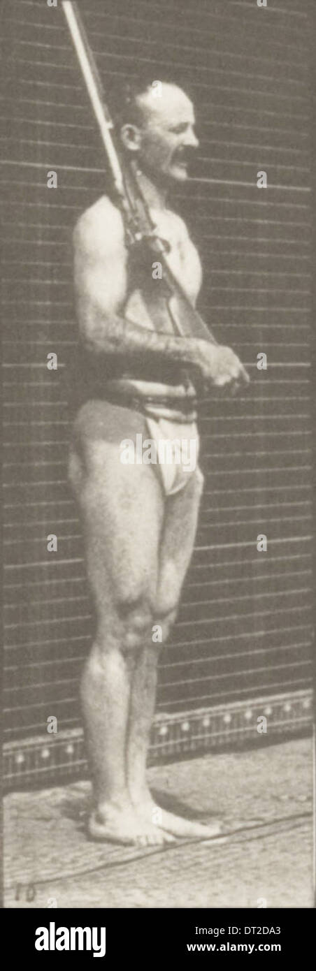 Ein historisches Foto, das einen Mann in einem Becken zeigt, der ein Bajonett positioniert, aufgenommen in einem dramatischen Moment. Stockfoto