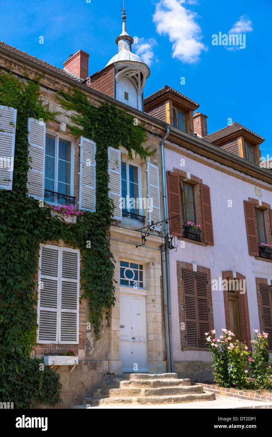 Traditionelle französische Haus mit Fensterläden in Hautvillers in der Nähe von Epernay, Champagne-Ardenne, Frankreich Stockfoto