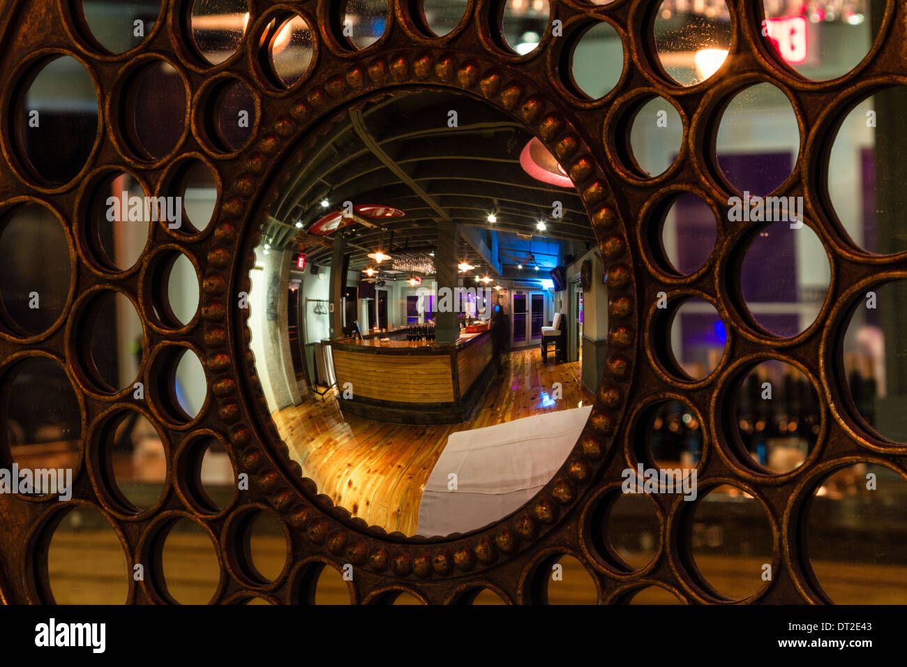 Die Leiste des Schiebereglers Seaside Grill reflektiert in einem Spiegel. Stockfoto