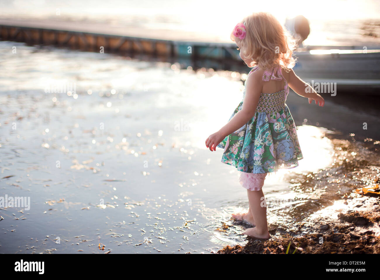 Kleines Mädchen im Fluss waten Stockfoto