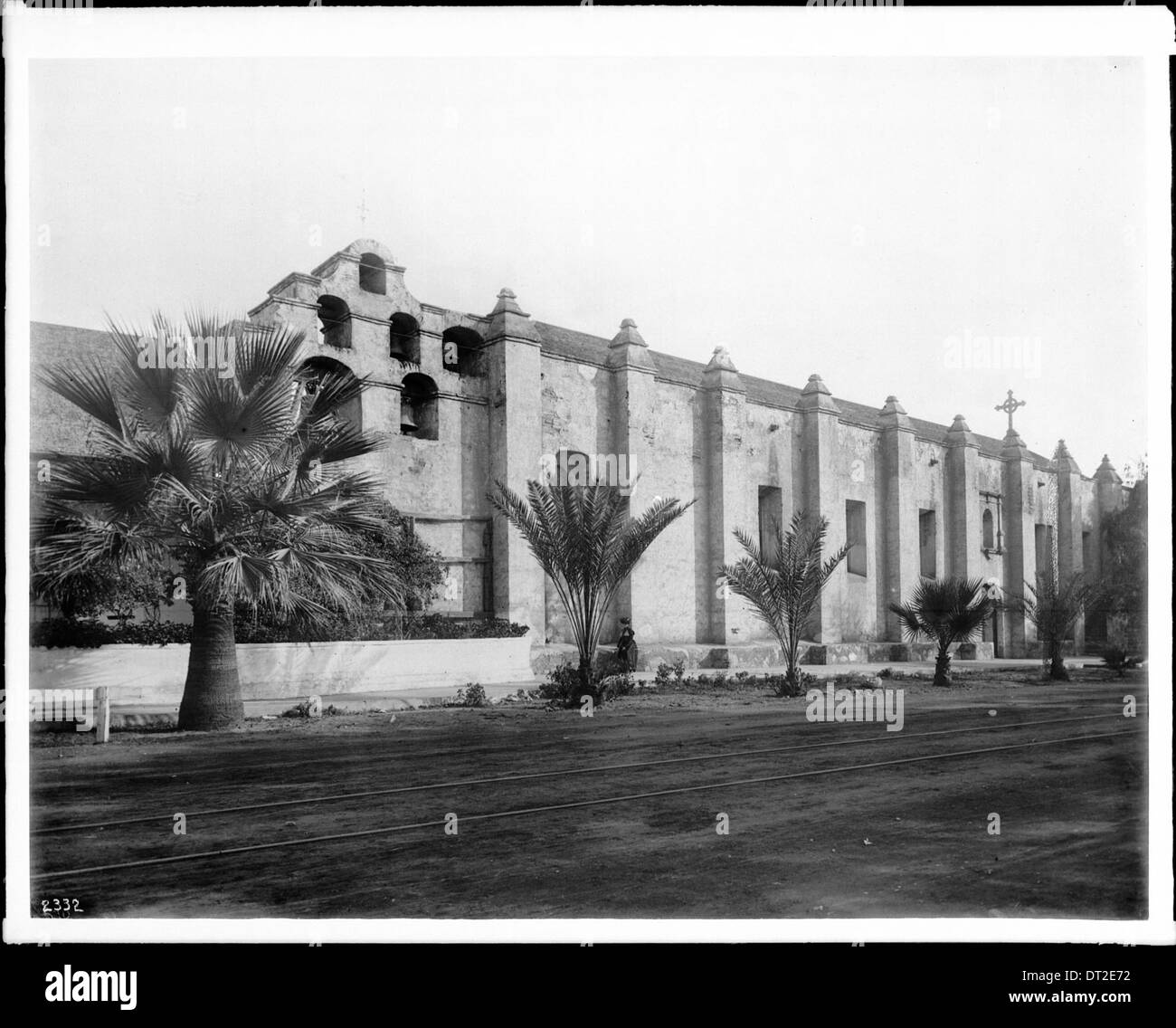 Dieses Bild zeigt das Äußere der Mission San Gabriel aus dem Jahr 1904 und hebt die architektonischen Merkmale der historischen Mission hervor. Stockfoto
