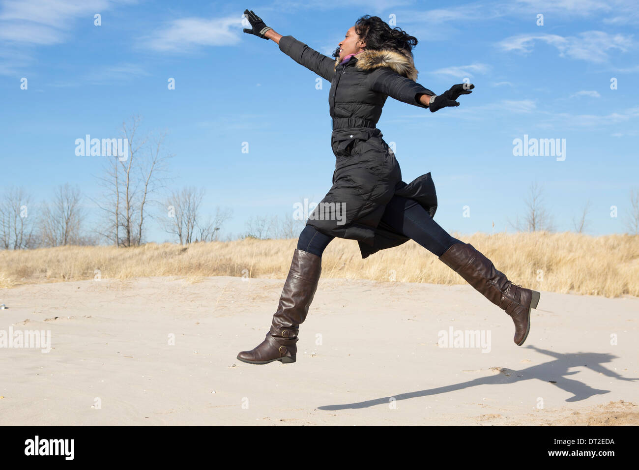 USA, Illinois, Waukegan, junge Frau, die auf sand Stockfoto