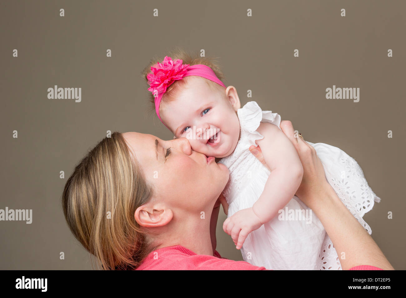 Porträt der Mutter hält ihre kleine Tochter (6-11 Monate) Stockfoto Porträt der Mutter hält ihre kleine Tochter (6-11 Monate) Stockfoto