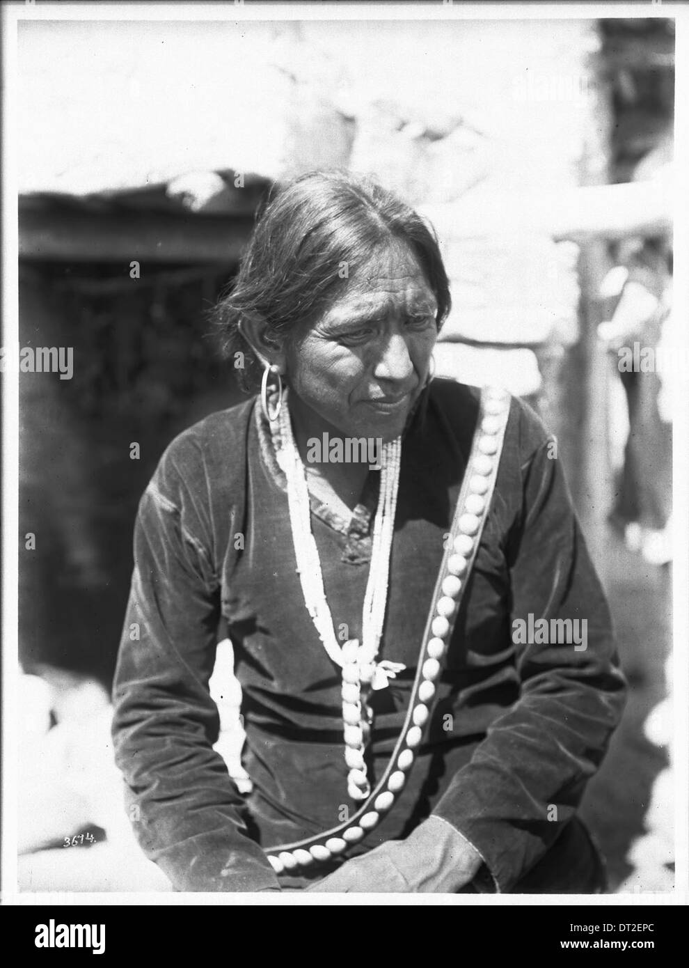 Navajo Inder tragen große silberne Ohrringe und Halskette Wampum, ca.1900 Stockfoto