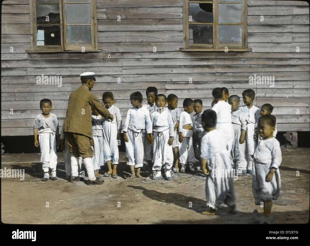 Ein Foto, das einen normalen Schüler mit Schulmaterial zeigt, ohne ein bestimmtes Datum angegeben zu haben, aber einen Moment des Bildungslebens in der Vergangenheit feststellt. Stockfoto