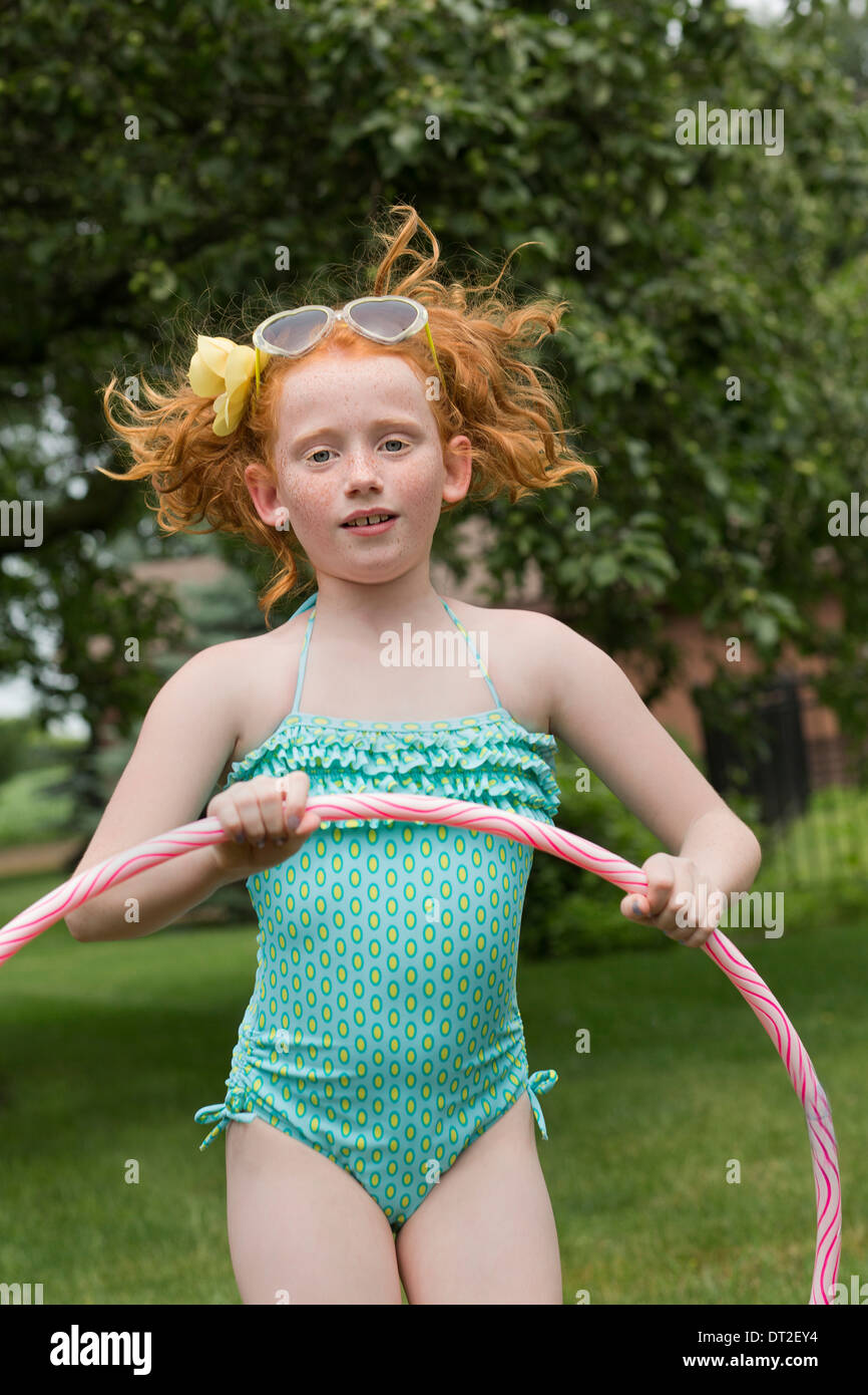 Porträt von Mädchen (10-11) Holding Hula hoop im park Stockfoto
