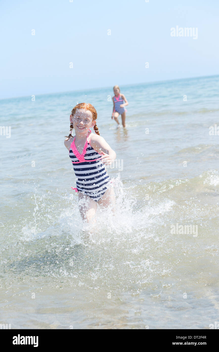 USA, Illinois, Waukegan, Mädchen (10-11) Spritzwasser im Meer Stockfoto