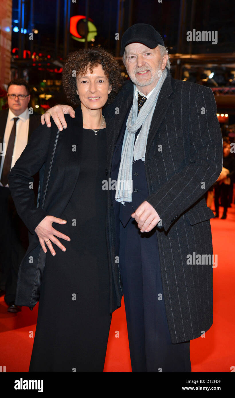 Schauspieler Michael Gwisdek und Frau Gabriela kommt bei der Premiere von The Grand Hotel in Budapest während des 64. Berlin International Film Festival aka Berlinale am Berlinalepalast in Berlin, Deutschland, am 6. Februar 2014 Stockfoto