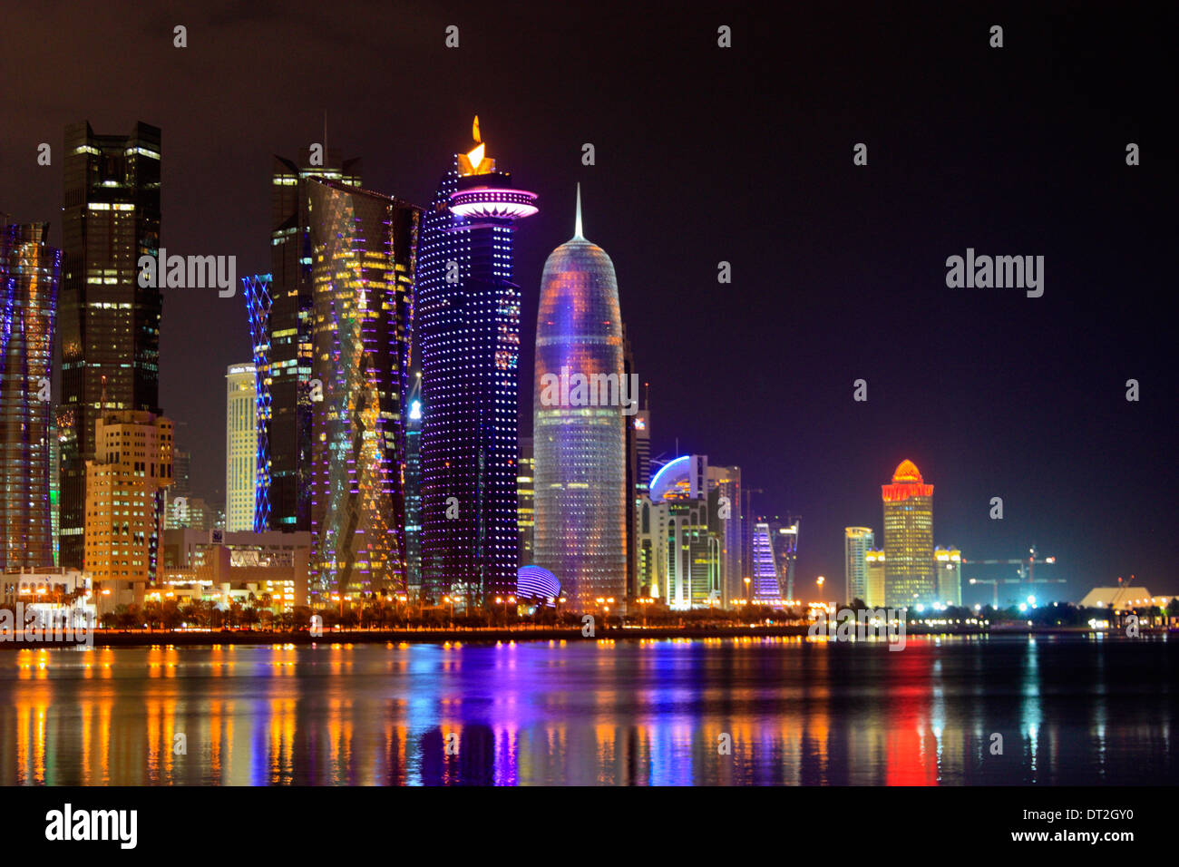 Beleuchtete Panorama von West Bay Gewerbegebiet in der Nacht, Doha, Katar Stockfoto