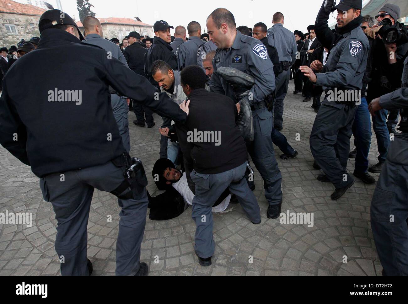 Jerusalem. 6. Februar 2014. Israelische Polizisten Handgemenge mit ultra-orthodoxen jüdischen Demonstranten während einer Demonstration in Jerusalem, 6. Februar 2014. Hunderte von ultra-orthodoxen Juden in Israel blockiert Autobahnen und stießen mit der Polizei am Donnerstag zum protest gegen eine Entscheidung der Regierung, die Mittel gekürzt, Seminaristen, die militärischen Service zu vermeiden. Bildnachweis: Xinhua/Alamy Live-Nachrichten Stockfoto