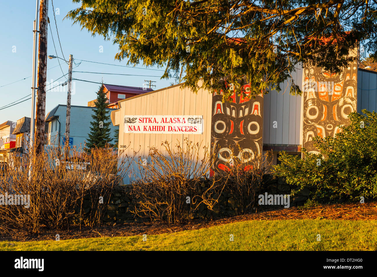 Sitka, Alaska. 6. Februar 2014 Straßenszene zeigt Sheet'Ka Kwa'an Naa Kahidi, wo die örtlichen Tlingit-Tänzer an einem Wintertag mit kein Schnee durchführen. Bildnachweis: Jeffrey Wickett - RF/Alamy Live-Nachrichten Stockfoto