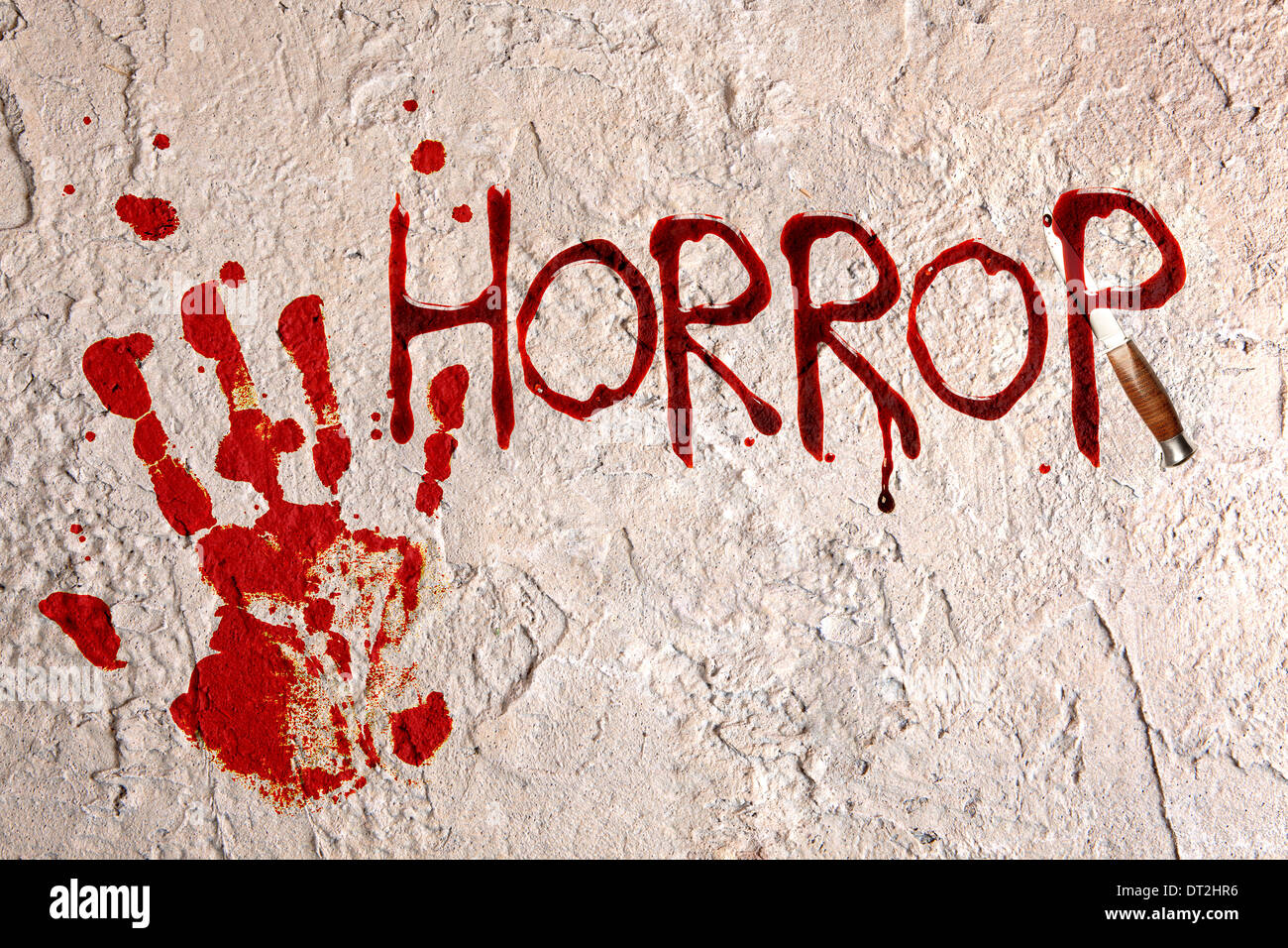 Verwittert und strukturierte Wand mit blutigen Horror-Buchstaben Stockfoto