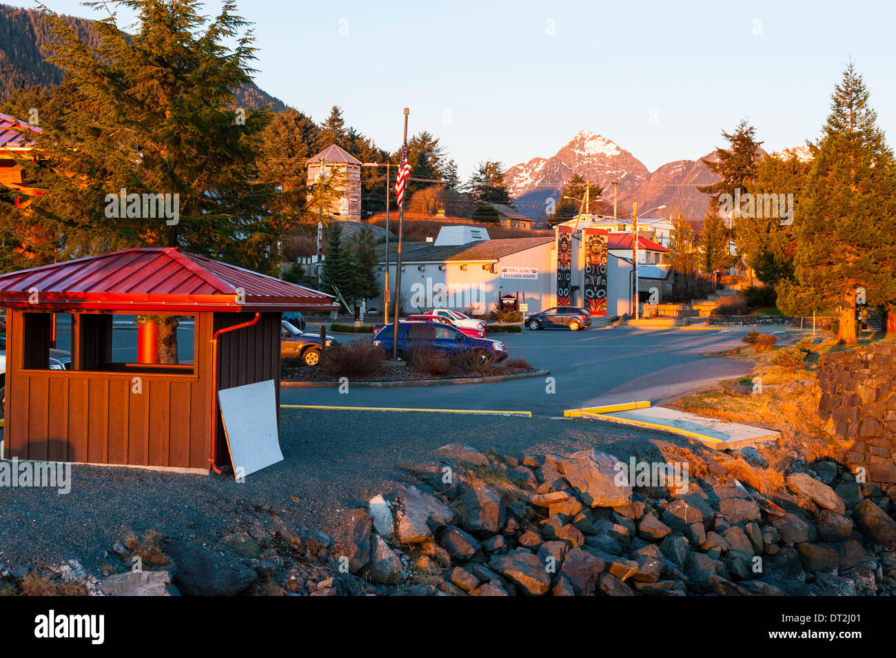 Sitka, Alaska. 6. Februar 2014 Straßenszene zeigt Sheet'Ka Kwa'an Naa Kahidi, wo die örtlichen Tlingit-Tänzer mit kein Schnee an einem Wintertag im Februar durchführen. Bildnachweis: Jeffrey Wickett - RF/Alamy Live-Nachrichten Stockfoto
