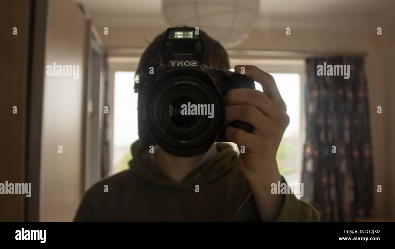 DSLR Kamera Objektiv Riemen teenager Stockfoto
