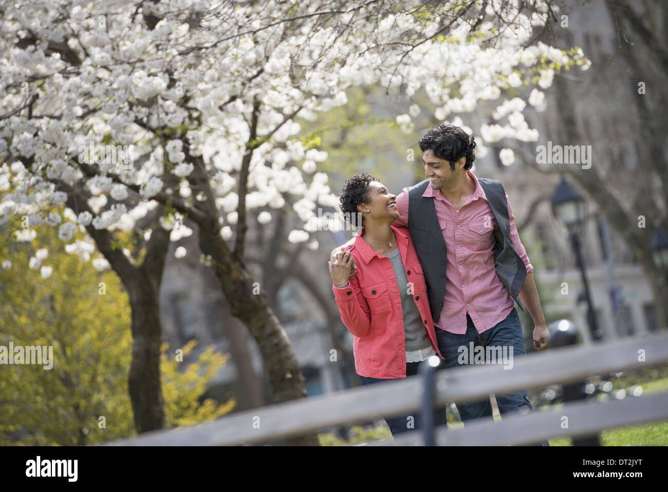 Park ein paar Mann und Frau, die in jedem anderen Augen Stockfoto