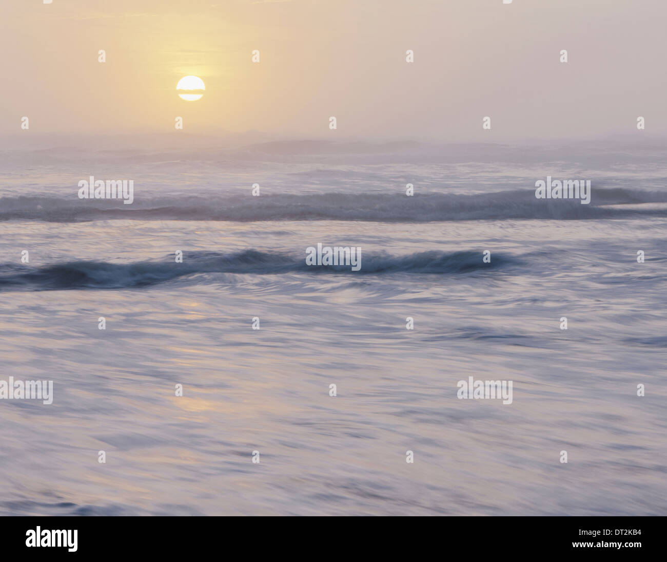 Olympic Nationalpark Anzeigen über das Meer und sanfte Dünung in den Gewässern vor der Küste Sonnenuntergang Sonne am Horizont untergeht Stockfoto
