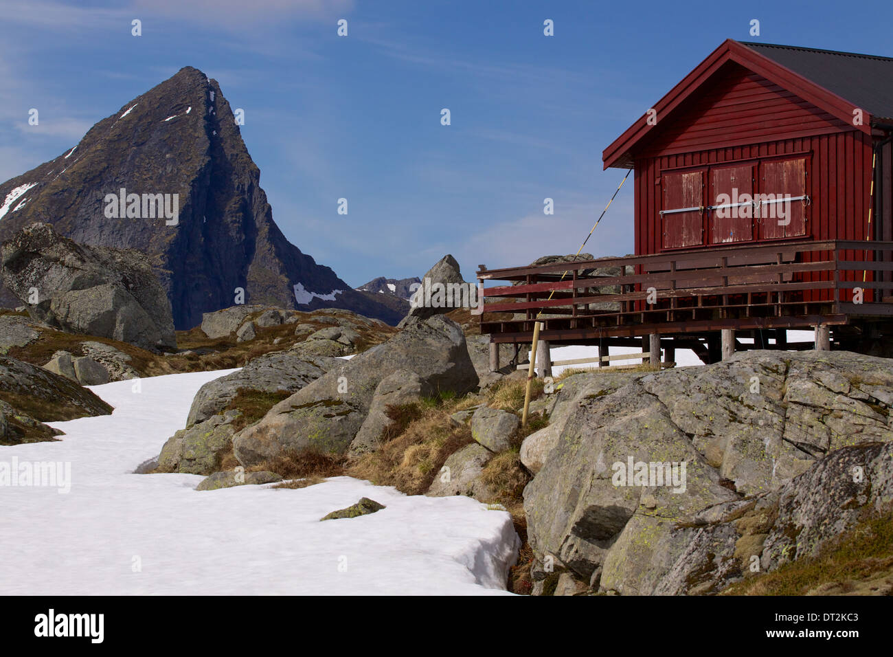 Berghütte auf Lofoten in Norwegen mit scharfen Berggipfel überragt Stockfoto