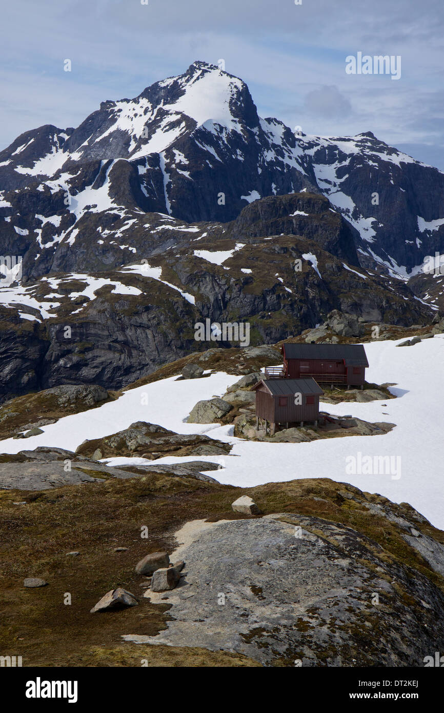 Hermannsdalstinden, höchste Gipfel der westlichen Inseln der Lofoten in Norwegen mit Berghütte im Vordergrund Stockfoto