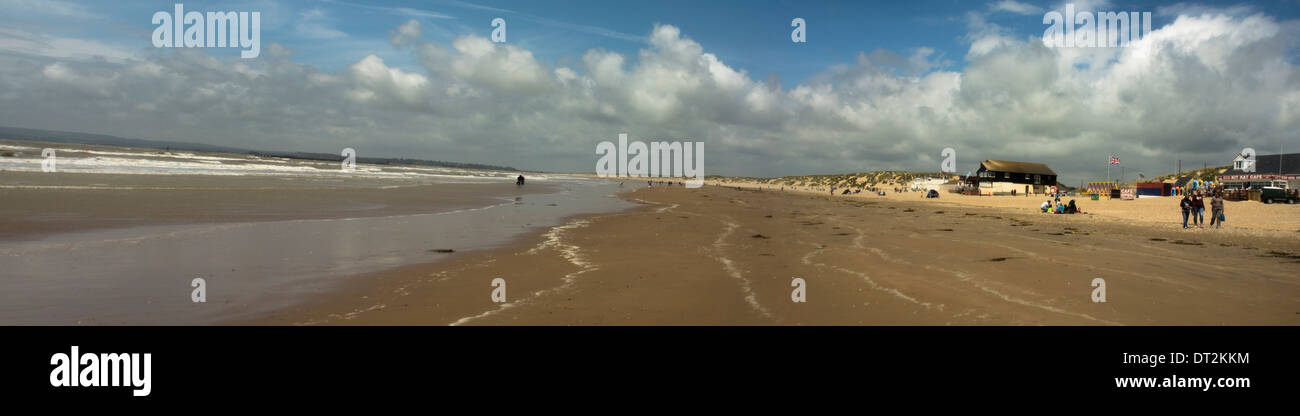 Camber Sands Sonnentag Flut Sandstrand Menschen Stockfoto