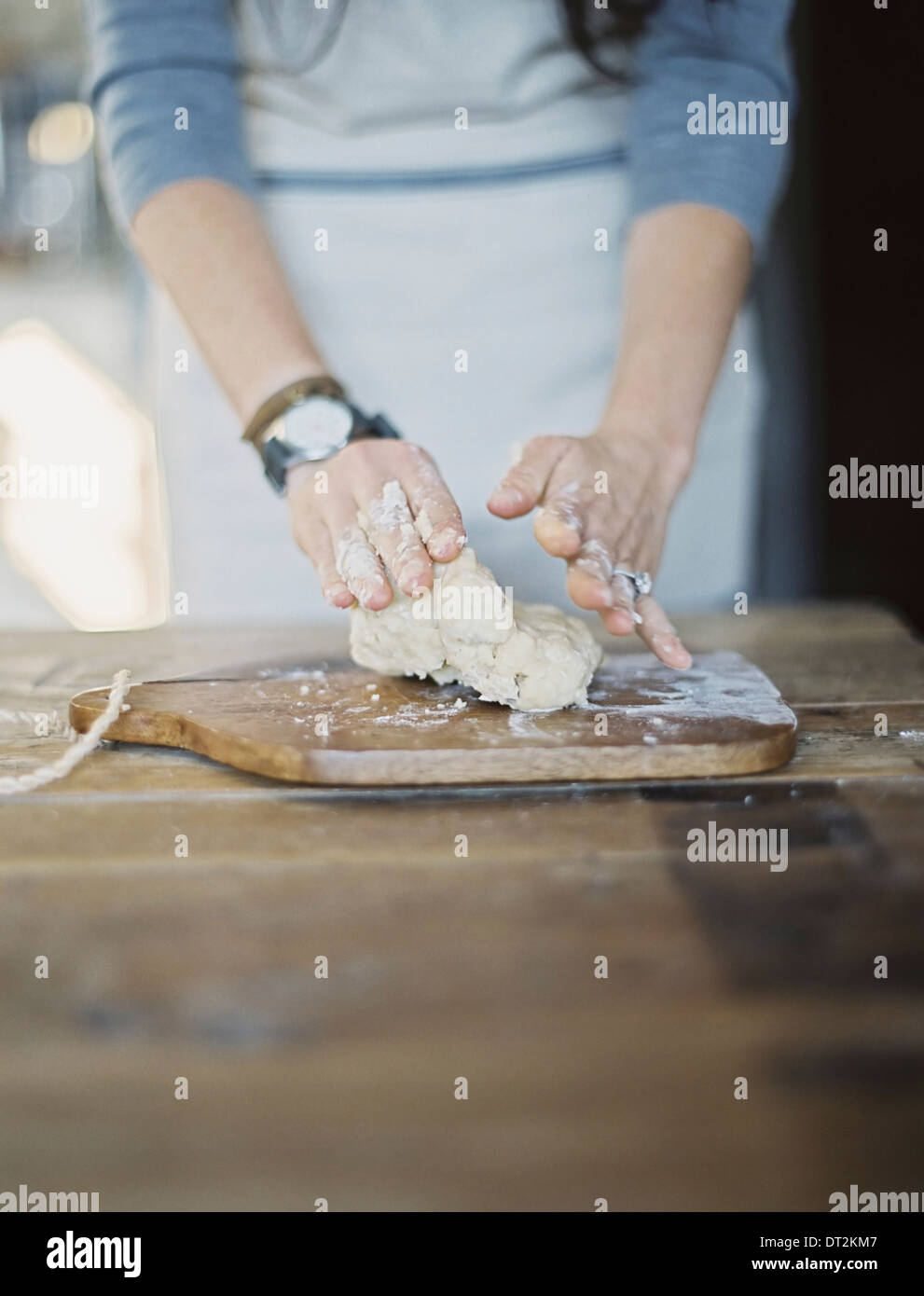 Heimischen Küche A Koch vorbereitet Teig mischen Sie es mit der Hand auf einem Tisch Stockfoto