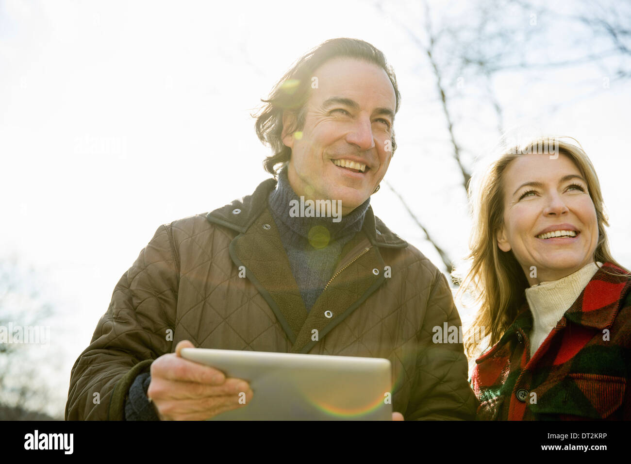 Ein Bio-Bauernhof im Winter im kalten Frühling New York State ein Mann mit einem digitalen Tablet in den Händen Stockfoto