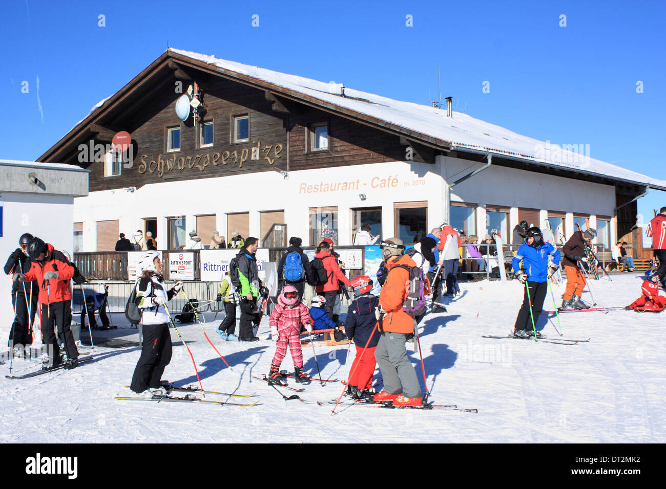 Skifahrer vor Restaurant Schwarzseespitze, Rittner Horn / Corno del Renon, Dolomiten Stockfoto
