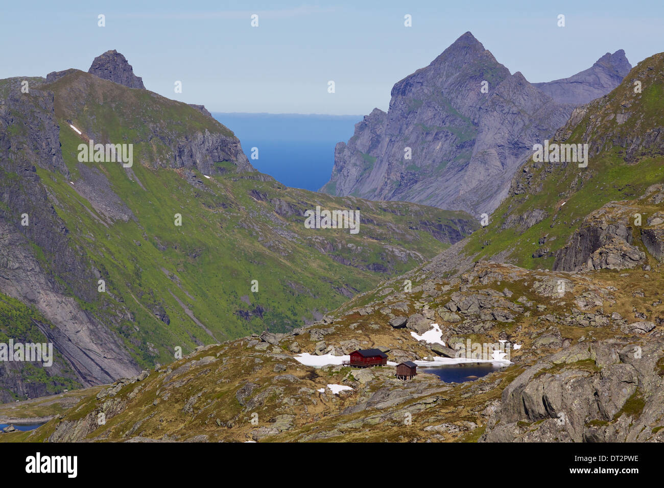 Malerische Hütte unterhalb der Berg Munkebu mit dramatischen Berggipfel im Hintergrund Stockfoto