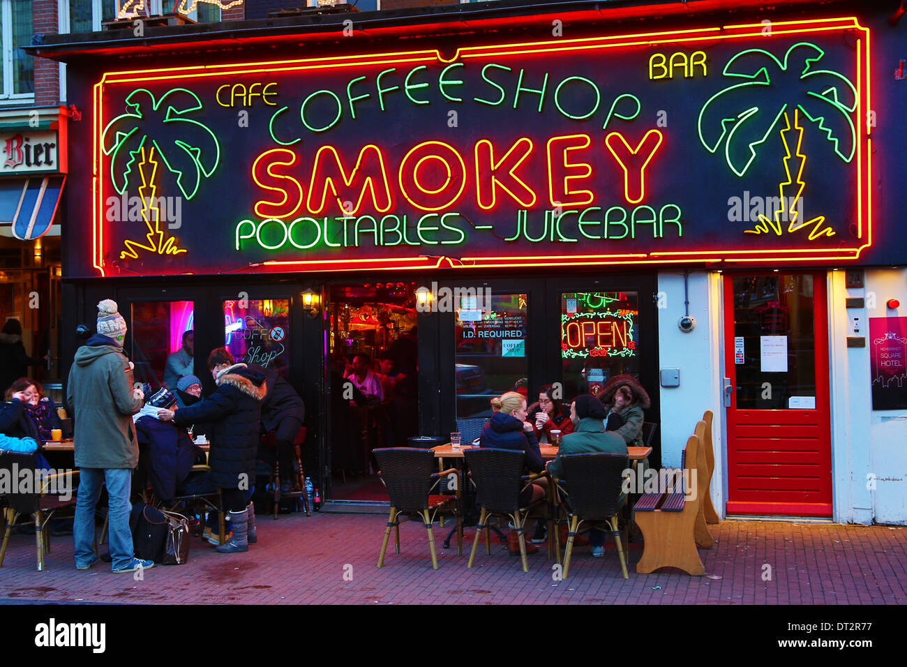 Neonlichter auf dem Schild der Smokey Coffeeshop wo nehmen und Rauchen Drogen wie Marihuana ist legal in Amsterdam Stockfoto