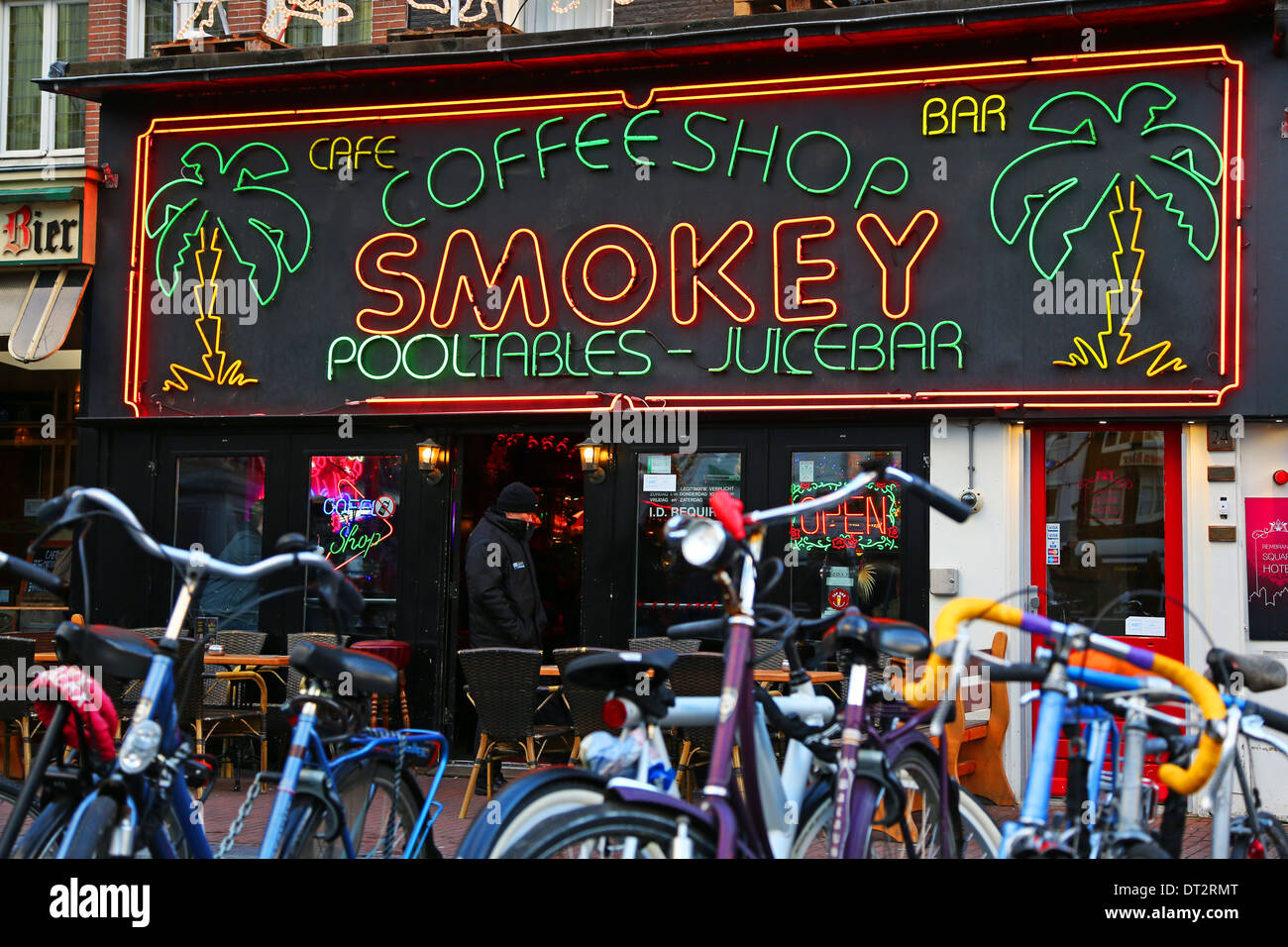 Neonlichter auf dem Schild der Smokey Coffeeshop wo nehmen und Rauchen Drogen wie Marihuana ist legal in Amsterdam Stockfoto