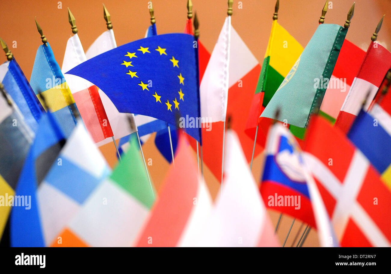 Flaggen der Länder der Europäischen Union auf ein Podest bei einem Treffen der politischen Versammlung Stockfoto