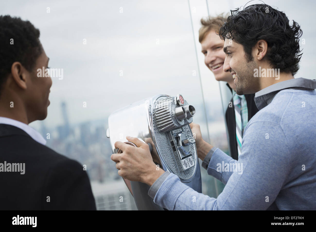 Blick über CityThree junge Männer mit Blick auf die Stadt Stockfoto