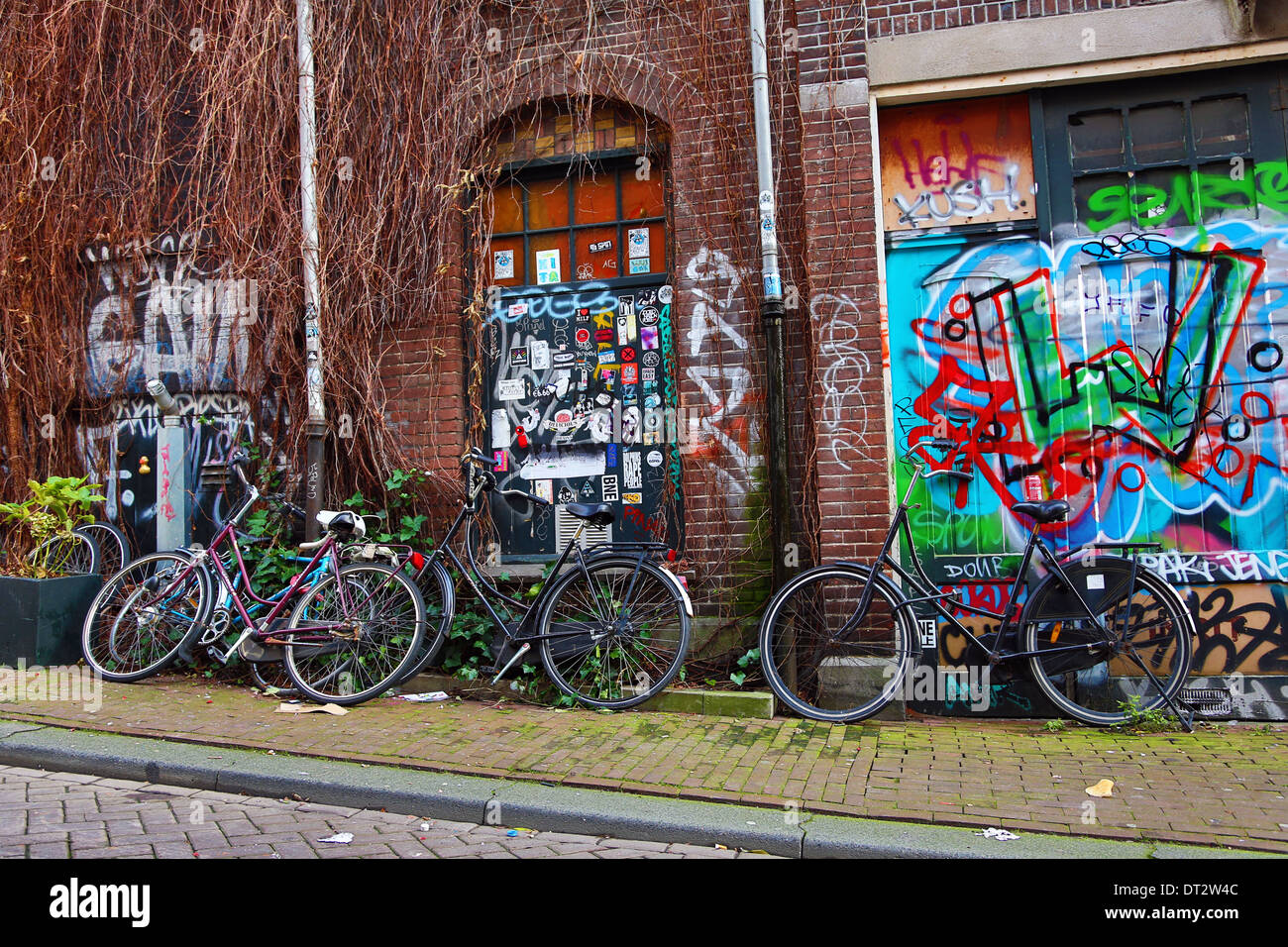 Fahrrad und bunten Graffiti Straßenszene in Amsterdam, Holland Stockfoto