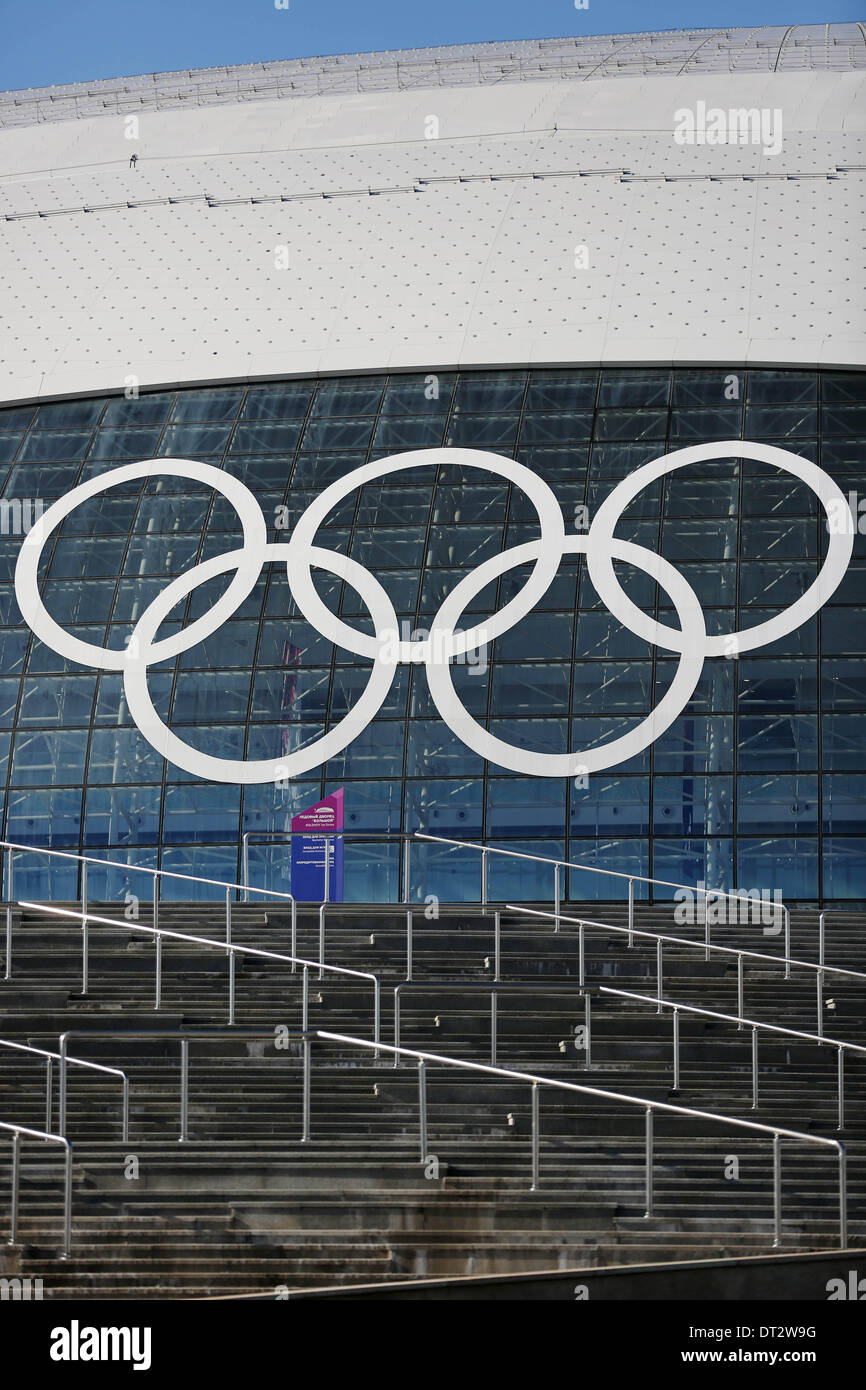 Sotschi, Russland. 6. Februar 2014. Die XXII Olympischen Spiele 2014 in Sotchi, Olympiade, Olympischen fällt Sotschi 2014 Olympic Park, Olympischer Park, Ice Bolshoi Dome mit Olympischen Ringe Credit: Dpa picture-Alliance/Alamy Live News Stockfoto